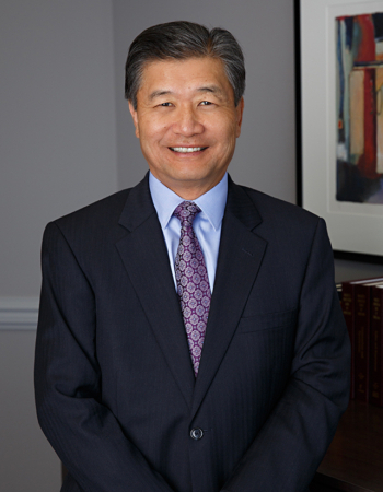 Robert J. Kim business transactions, liquor licensing and title insurance defense lawyer